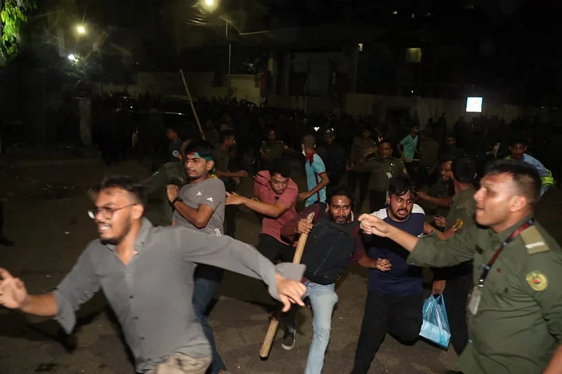 Students and Ansar members lock in clash in the secretariat area on 25 August 2024